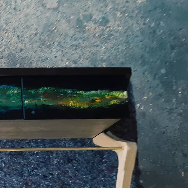 Console en placage d’eucalyptus fumé et chêne massif, façades en résine verte, piètement et tringle en laiton